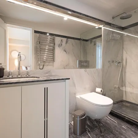 Appartamento Emporium Deluxe 3br W/ Private Parking By Lovelystay Oporto