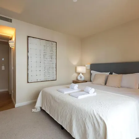 Emporium Deluxe 3br W/ Private Parking By Lovelystay
