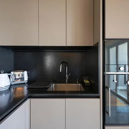 Emporium Deluxe 3br W/ Private Parking By Lovelystay * Oporto