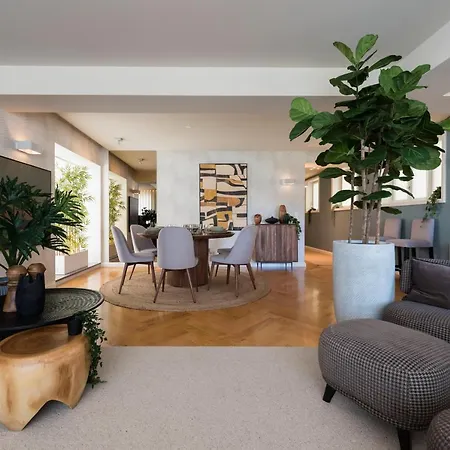 Emporium Deluxe 3br W/ Private Parking By Lovelystay